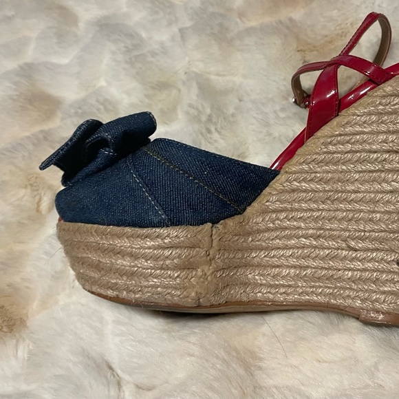 Penny Loves Kenny denim bow and red wedge shoes - Picture 4 of 11